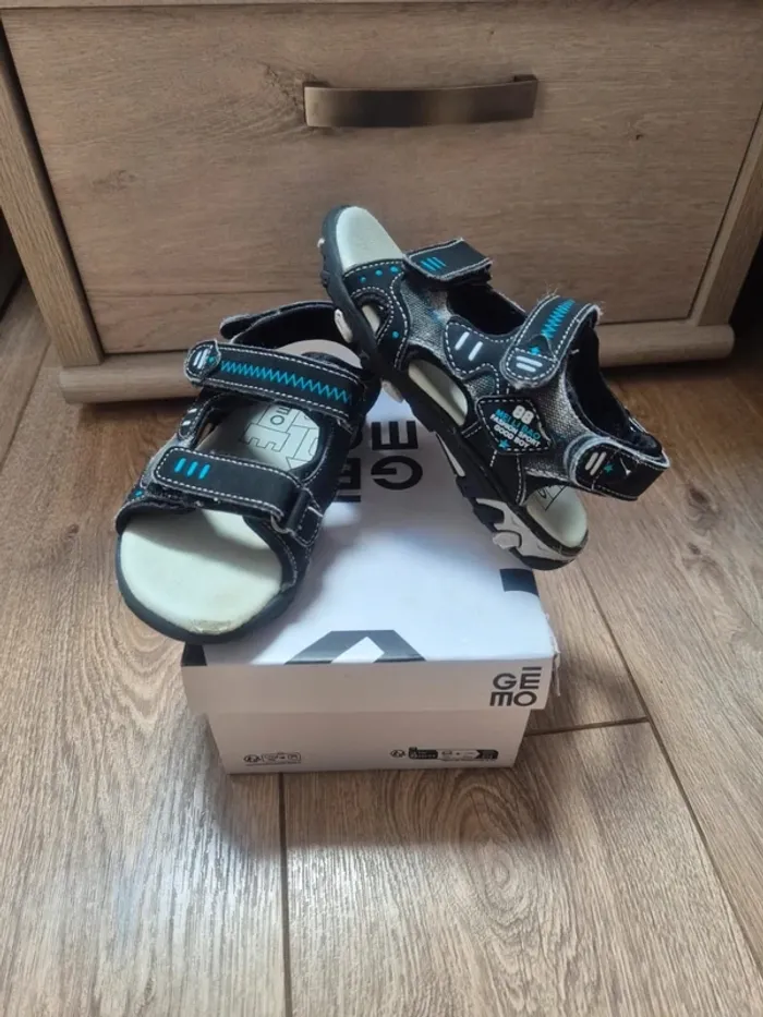 Chaussures sandales / nu-pieds gémo pointure 28 en très bon état