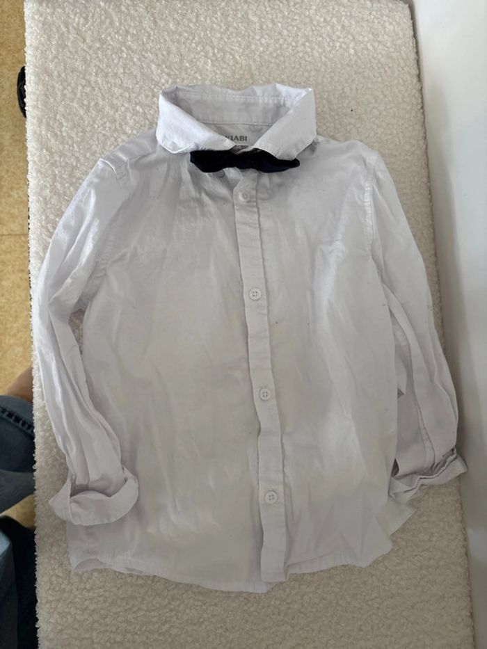 Chemise avec noeud papillon