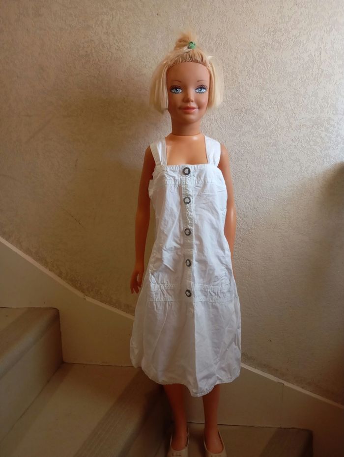 Robe coton blanc. 8 ans . Boutons pressions cœur. Larges bretelles. NKY.. Très bon état