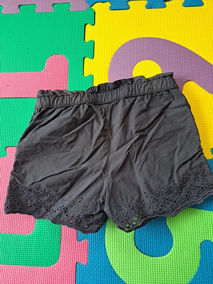 Short C&A 6ans - photo numéro 4