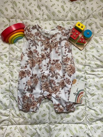 combishort manches courtes fleuri beige et blanc 6/9 mois patpat