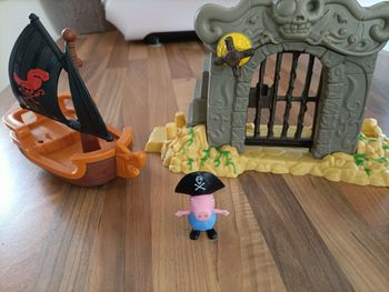 Lot Georges Pig pirate avec son bateau et sa grotte