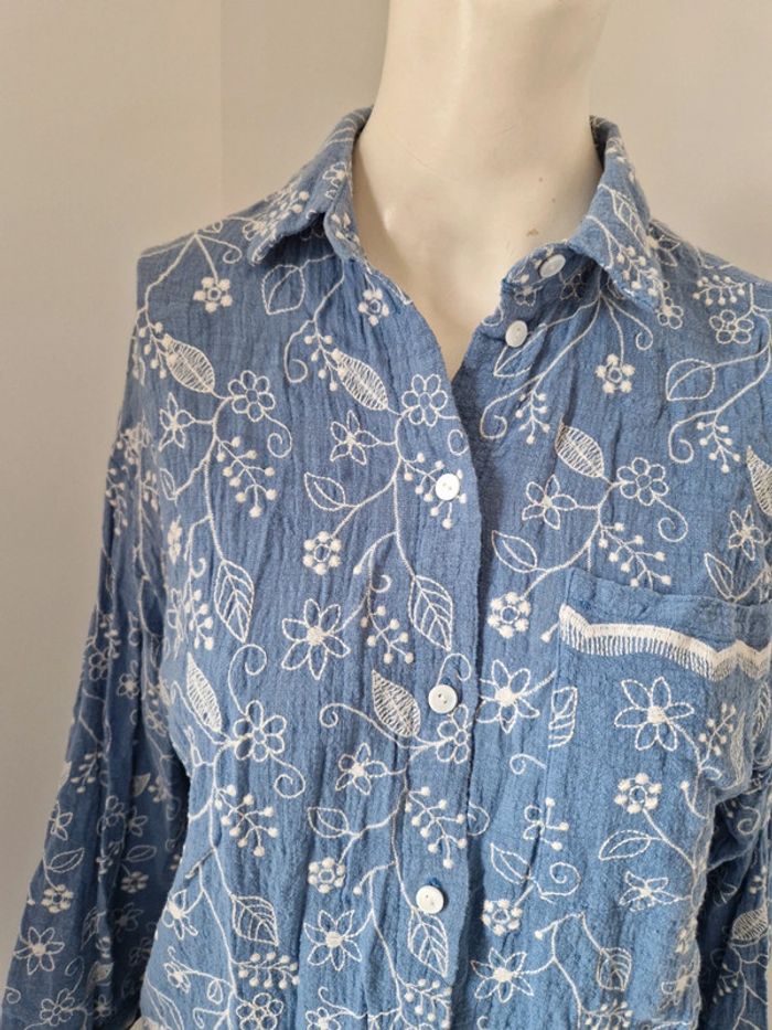Chemise bleue à broderies fleurs feuilles beige poche devant - photo numéro 3