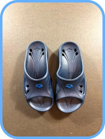 Claquette Arena bleu marine Taille 32