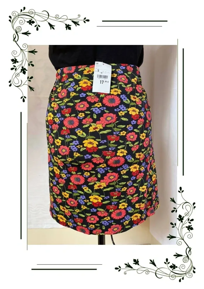 Jupe courte noire à motifs fleuris multicolores Pimkie S - photo numéro 2