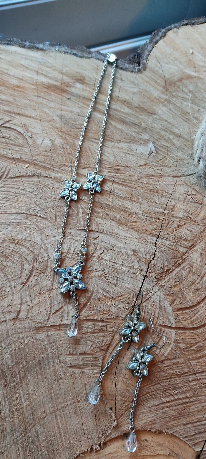 Collier et boucles d'oreilles fleurs