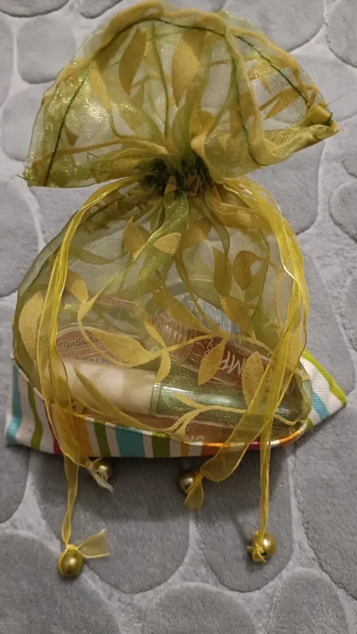Lot 5 maquillages avec petit sac vert neuf - photo numéro 2