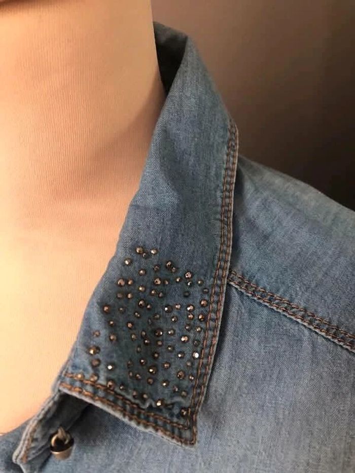 👔 Chemise en jean denim longue et ample à manches longues avec strass sur le col et les poches - photo numéro 6