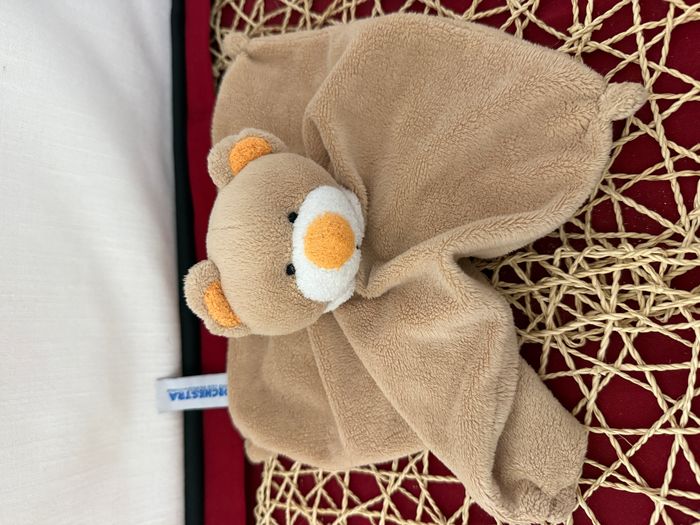 Doudou plat carré ours beige nez jaune ORCHESTRA