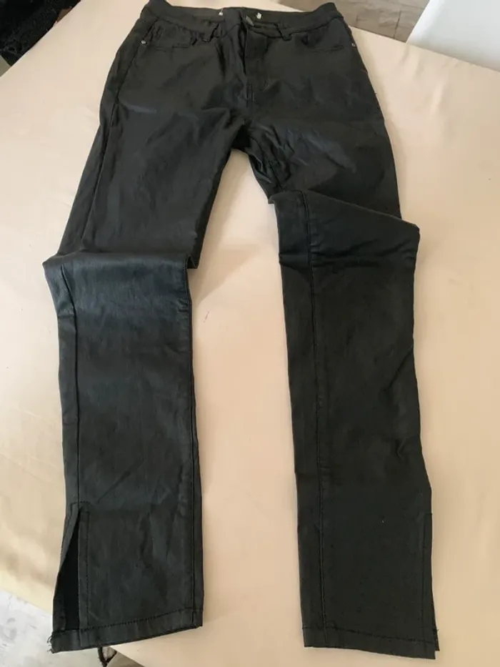 Pantalon simili cuir taille 38 très bon état