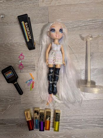 Poupée rainbow high Amaya Raine atelier de coiffure avec accessoires et socle