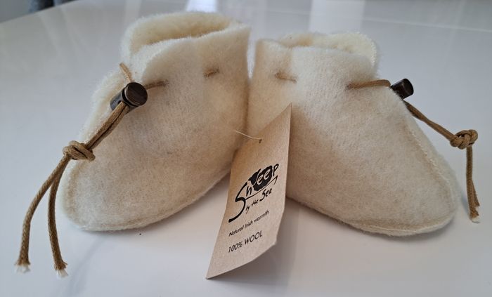 Chaussons bébé en laine 0-6 mois neufs - photo numéro 4