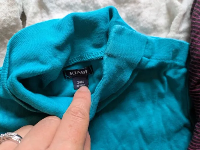 Lot de 5 sous pulls col roulés 24 mois très bon état - photo numéro 2