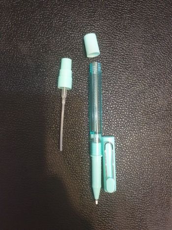 Stylo vaporisateur de parfum bleu