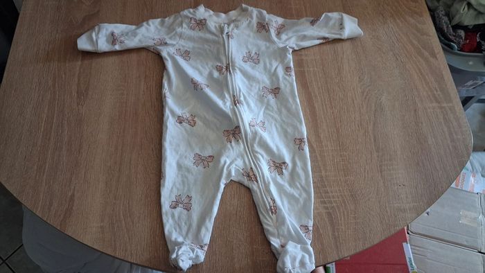 Lot pyjamas 2-4 mois - photo numéro 2