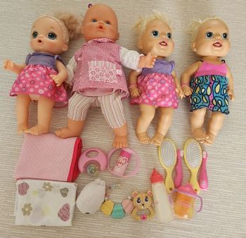 Lot de 4 poupons avec accessoires