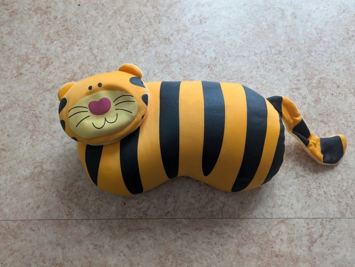 Peluche tigre repose tête