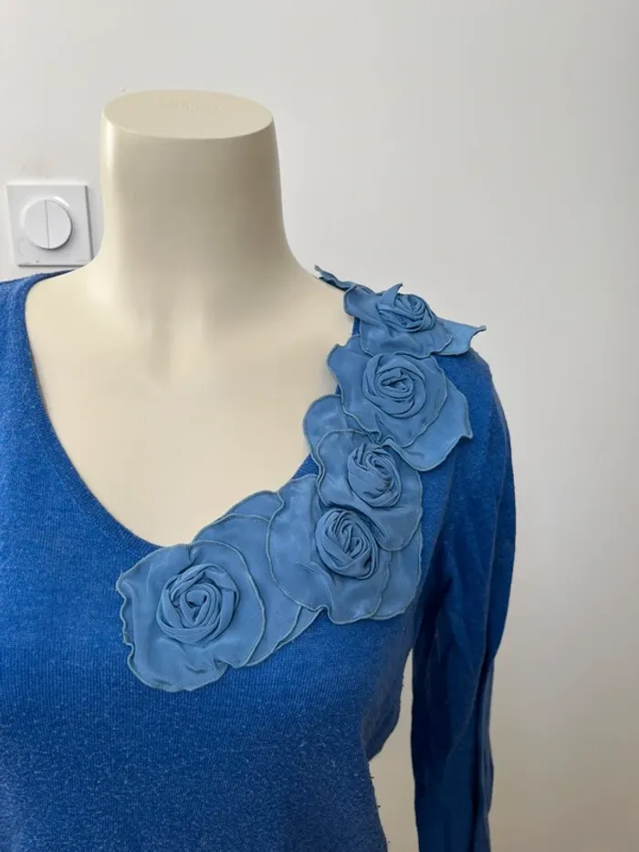 Pull avec fleurs - photo numéro 2