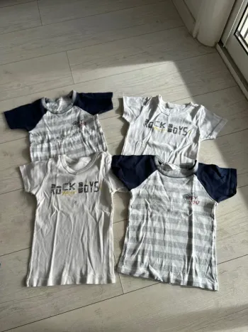 Lot de quatre maillots de corps