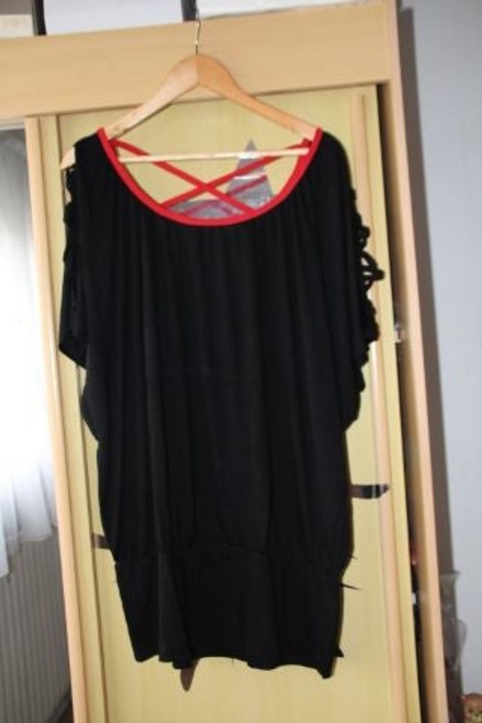 tunique noir et rouge