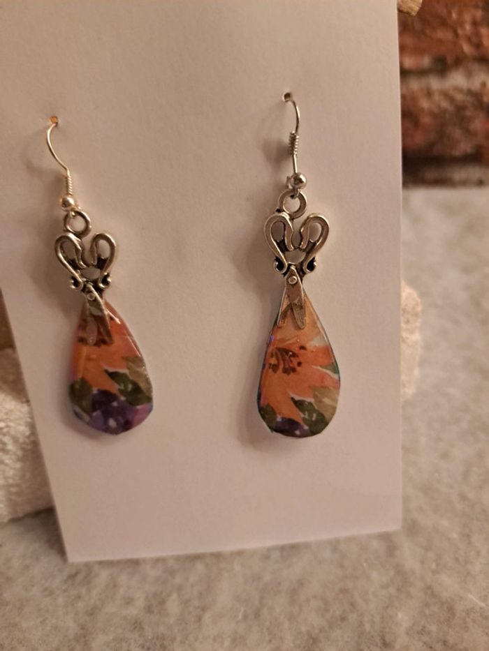 Boucles d'oreilles pendante en résine florale et argenté - photo numéro 5