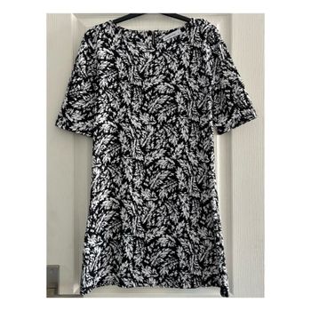 Robe noire et blanche