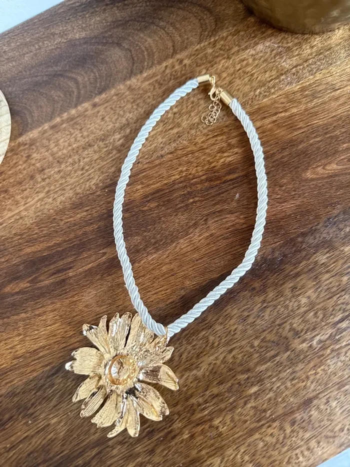 Collier a cordon fleur dorée, jolie - photo numéro 3