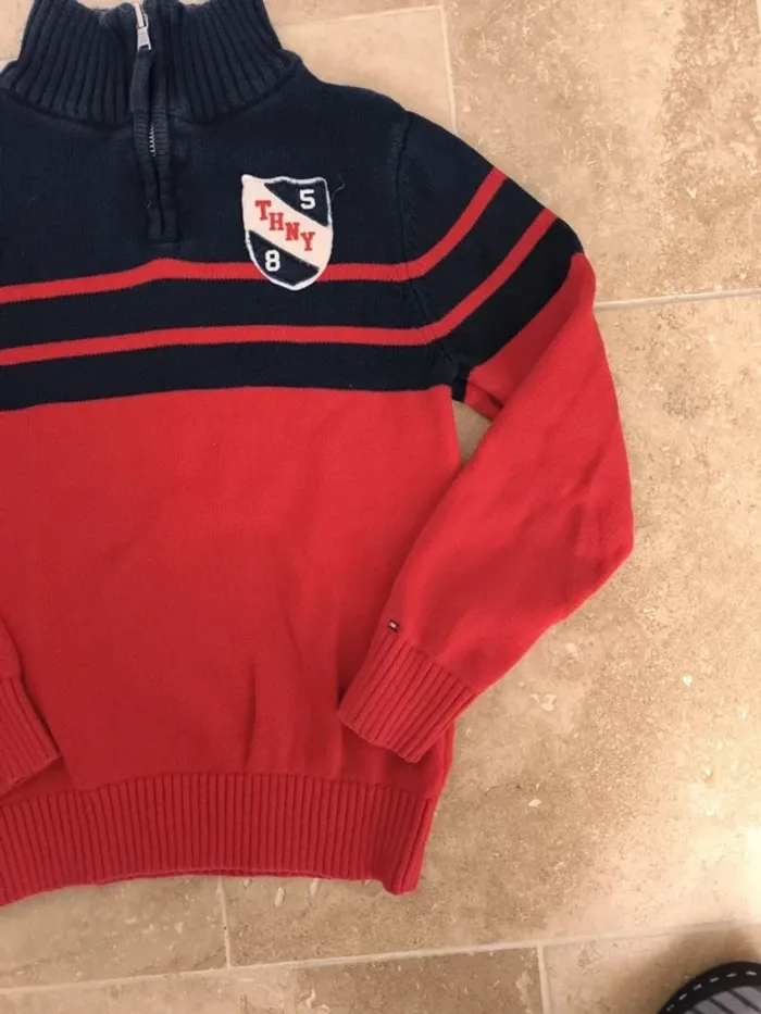 Pull Tommy Hilfiger 1/4 zippé excellent état rouge bleu marine M 8/10ans garçon ou fille - photo numéro 2