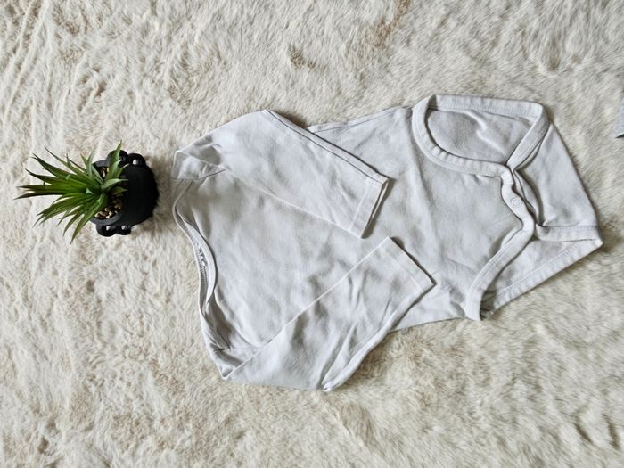 🌟Disney/ H&M - Lot de 2 bodies - Taille 12 mois - photo numéro 3