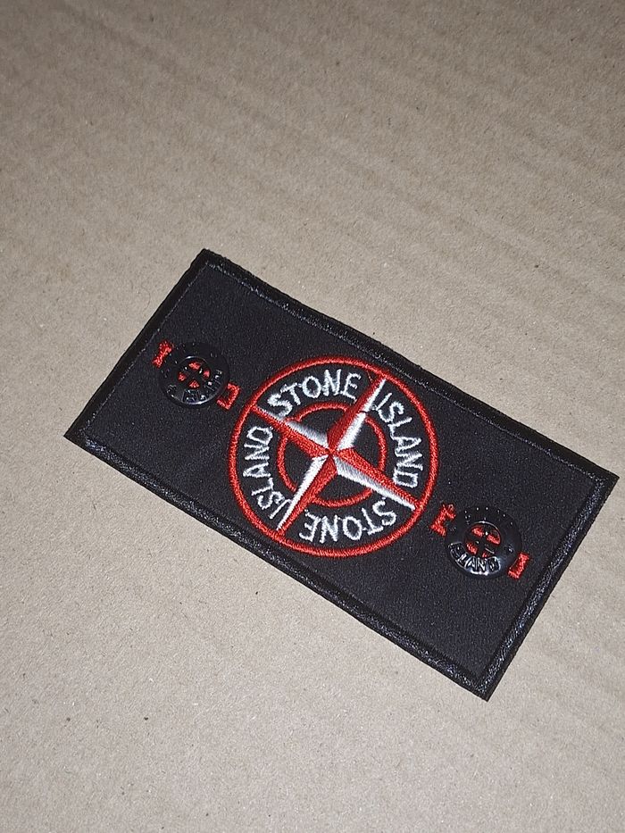 1 Patch Stone Island rouge + 2 boutons - photo numéro 2