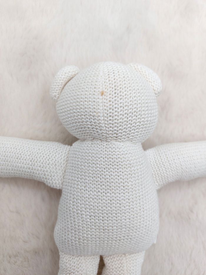 Peluche doudou ours blanc façon tricot crochet côté table 30 cm nez gris - photo numéro 6