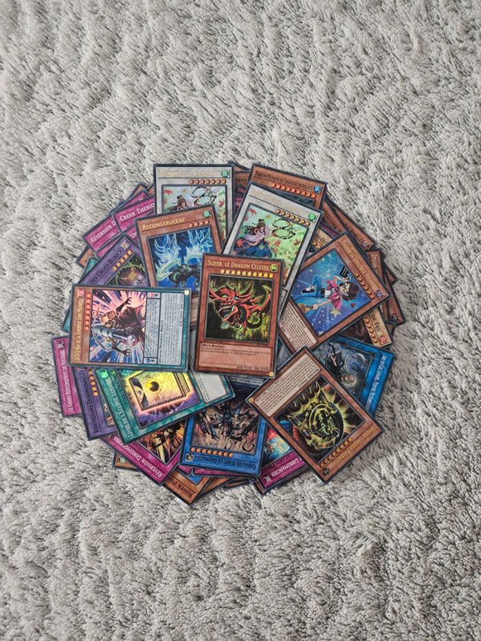 Yu-Gi-Oh ! - Lot de 100 cartes aléatoire avec 5 cartes brillantes offertes sans double