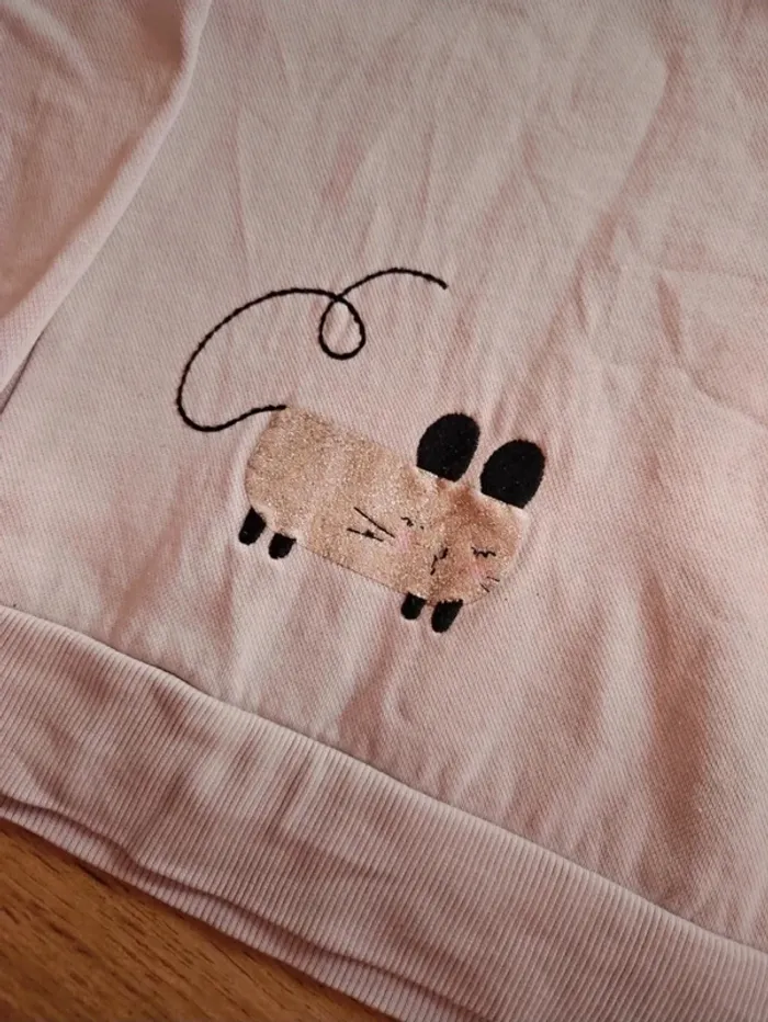 Pull rose h&m 8 ans avec motif dorée - photo numéro 3