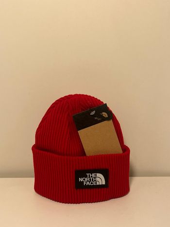 Bonnet rouge THE NORTH FACE – Taille unique – 100% acrylique – Style affirmé – Parfait hiver urbain