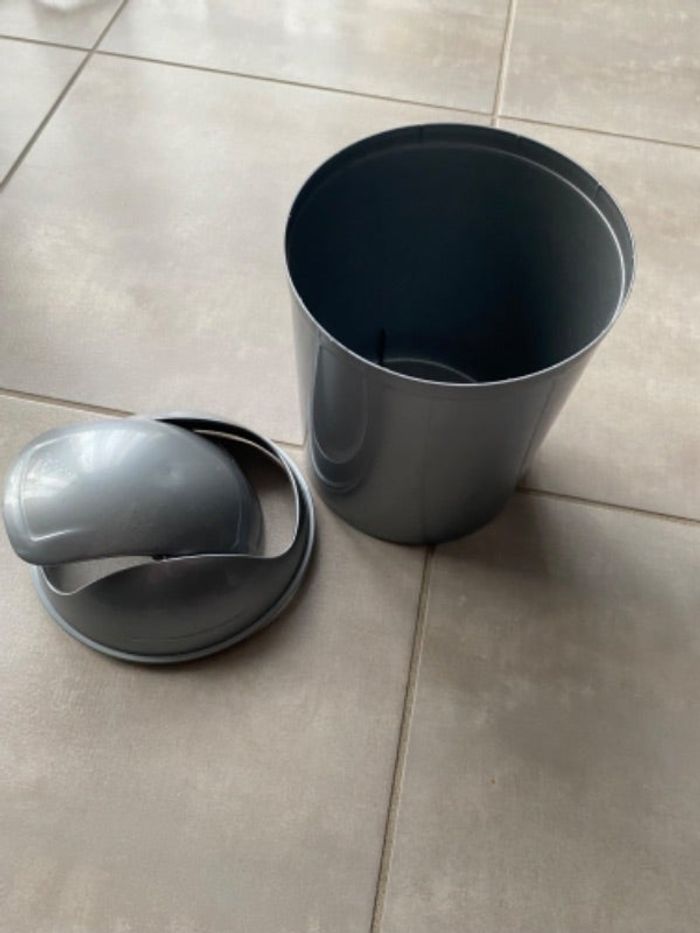 Petite poubelle salle de bain grise 7L