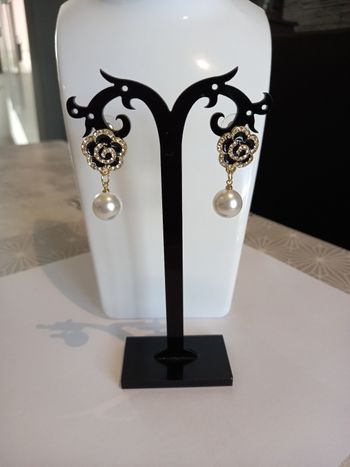 Boucles d'oreilles fleur perle noire dorée