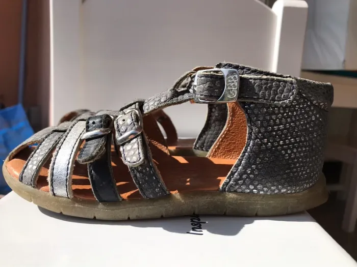 Sandales GBB couleur bleu marine pointure 26 - photo numéro 4