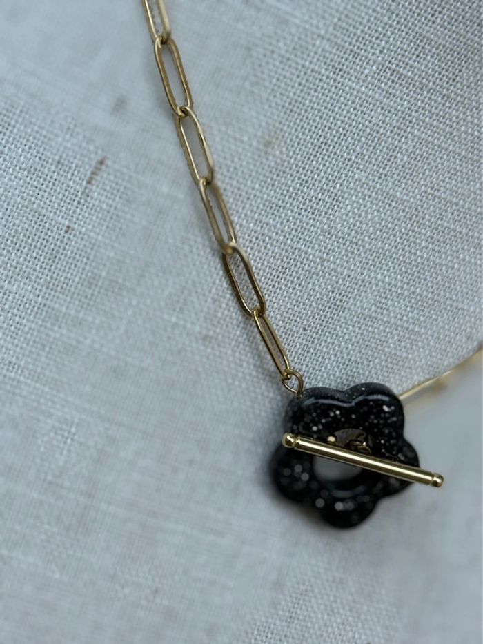 Collier mailles larges acier inoxydable or fleurs résine noire - photo numéro 3
