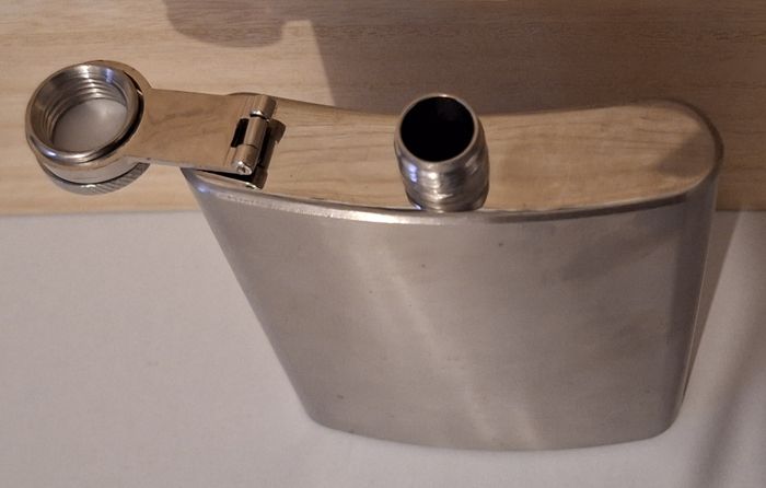 Flasque en métal à bouchon vissable - photo numéro 4