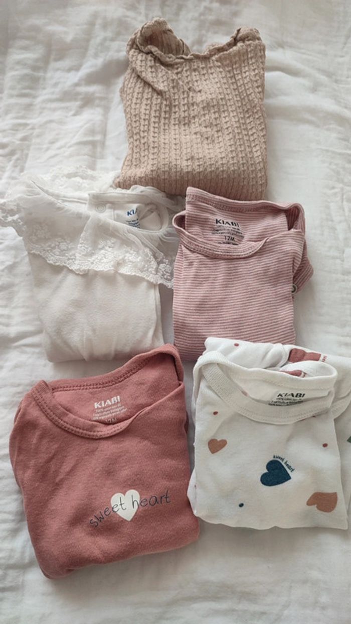 Body taille 12 mois avec col dentelle et sans