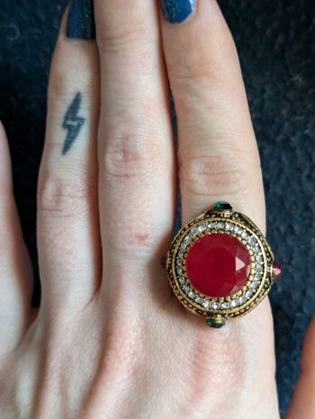 Bague fantaisie dorée et bordeaux