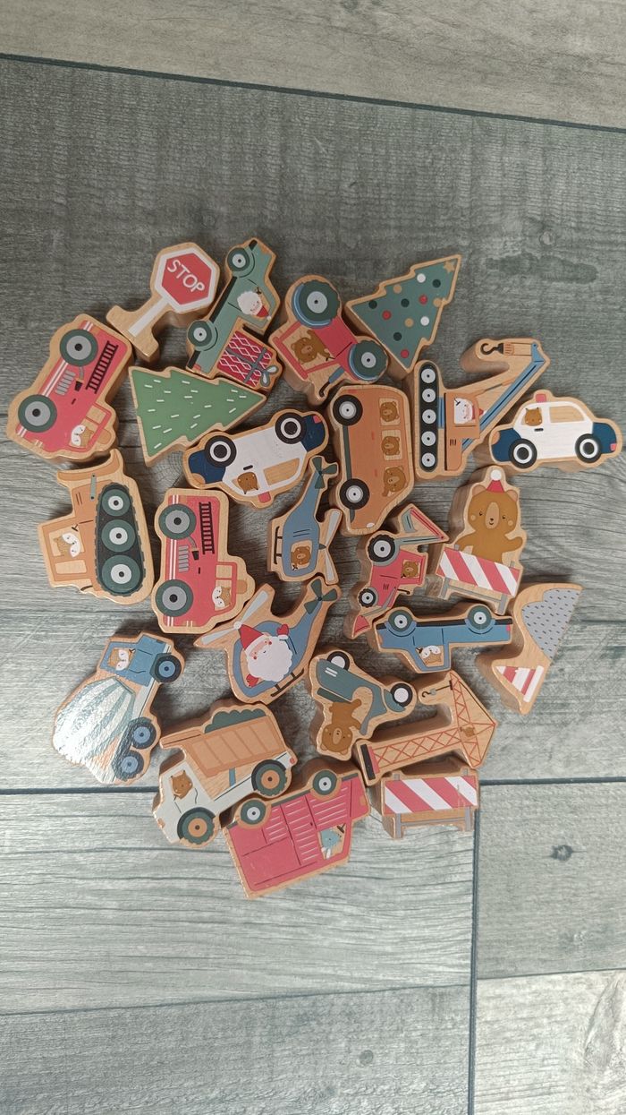 24 jouets en bois thème  "véhicules &  Noël "