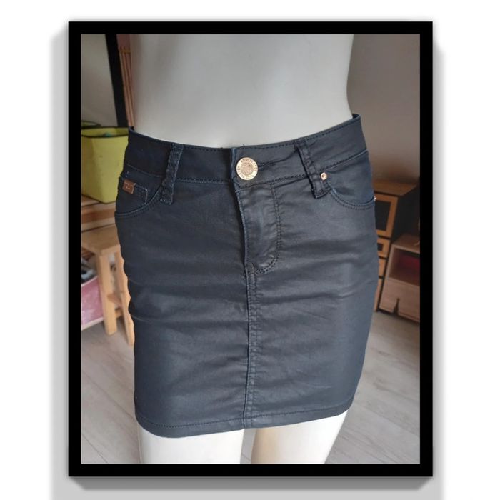 Mini jupe noire satinée taille 34