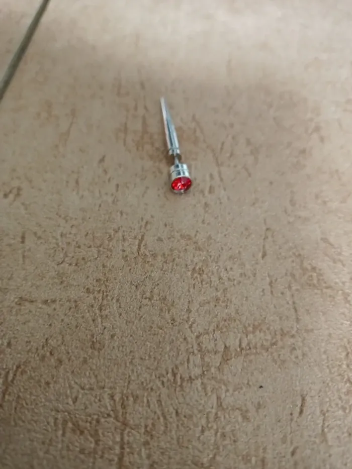 Boucle faux écarteur pierre rouge