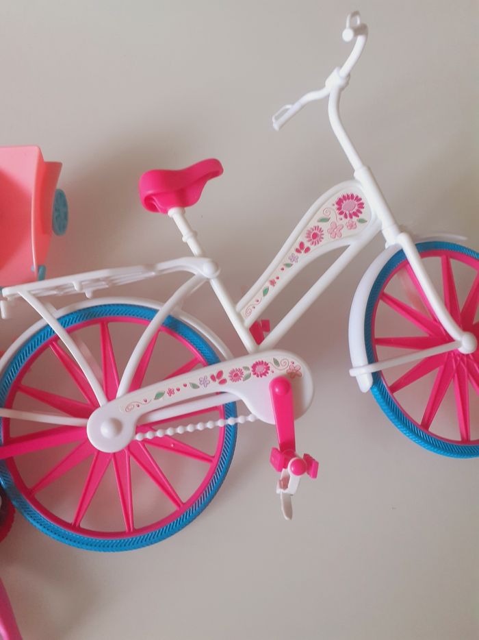 Barbie en compagnie avec son vélo - photo numéro 6