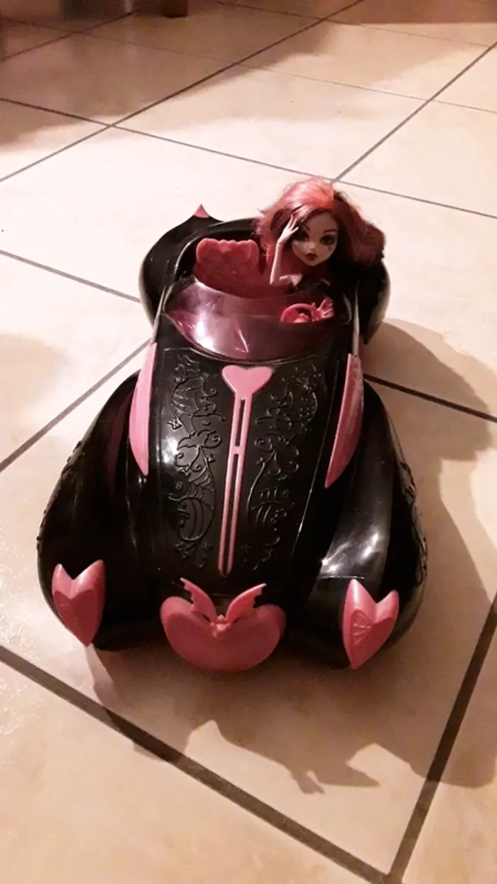 Draculaura et sa voiture - photo numéro 2