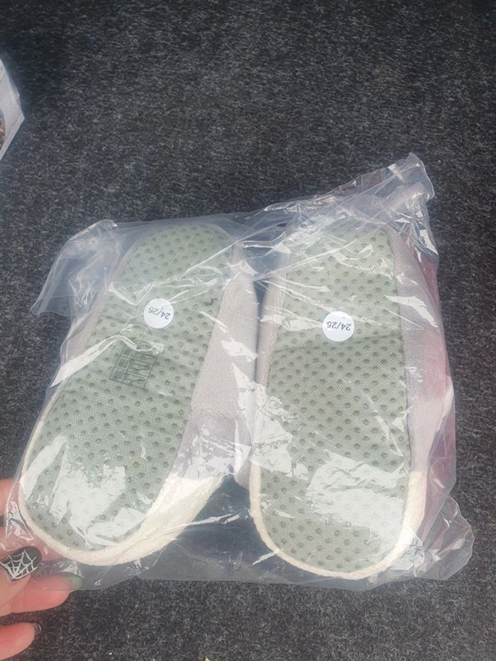 Chausson enfant neuf taille 24/25 - photo numéro 2