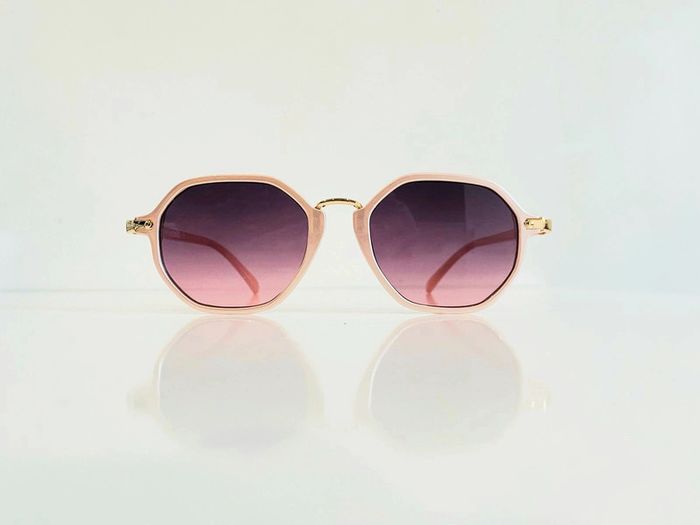 Lunette de soleil femme hexagonale rose verres dégradés UV protection catégorie 3 - photo numéro 2