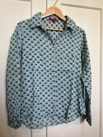 598 – chemise bleue claire à motif "cool cat" (tête de chat avec lunettes de soleil)