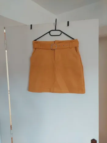 Mini jupe jaune en suédine